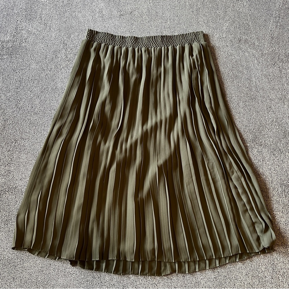 WHO WHAT WEAR green pleated midi skirt